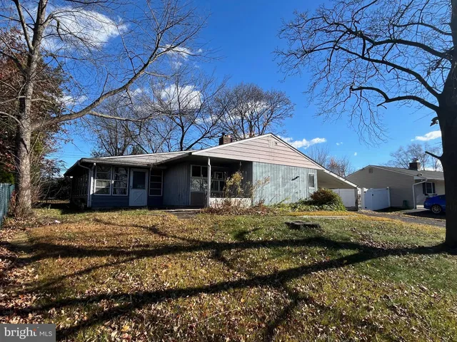 $325,000 | 394 Lakeside Drive, Levittown, PA 19054