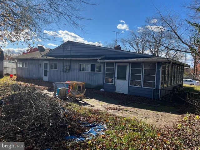 $325,000 | 394 Lakeside Drive, Levittown, PA 19054