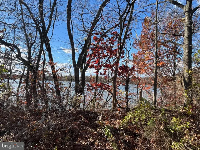 $325,000 | 394 Lakeside Drive, Levittown, PA 19054