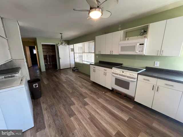 $325,000 | 394 Lakeside Drive, Levittown, PA 19054