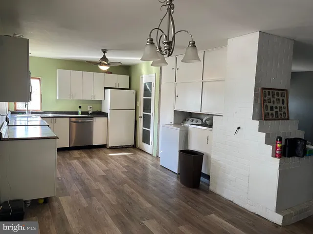 $325,000 | 394 Lakeside Drive, Levittown, PA 19054