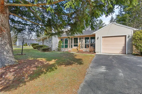 $298,500 | 208 Palmer Drive, Manlius, NY 13066
