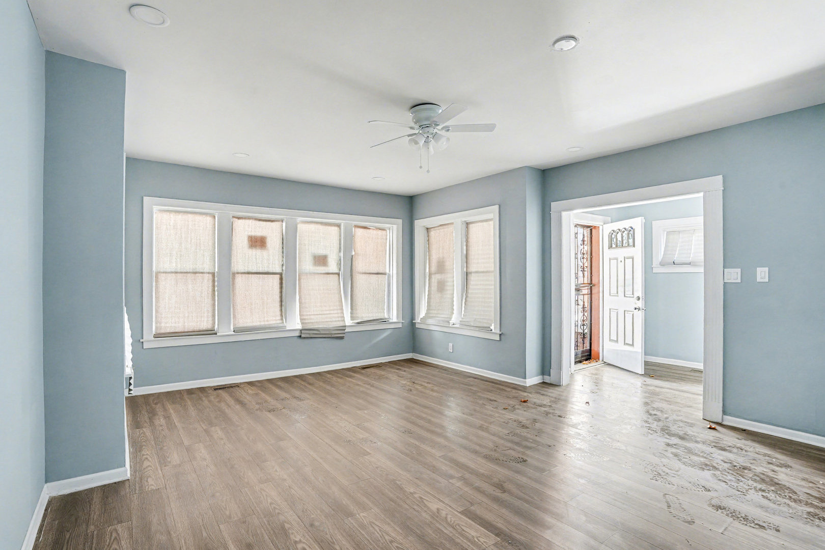 7449 South Bennett Avenue Chicago, IL 60649 - Photo 2 of 15 an empty room with wooden floor and windows