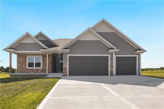 $605,475 | 17409 Sparrowhawke Drive, Smithville, MO 64089