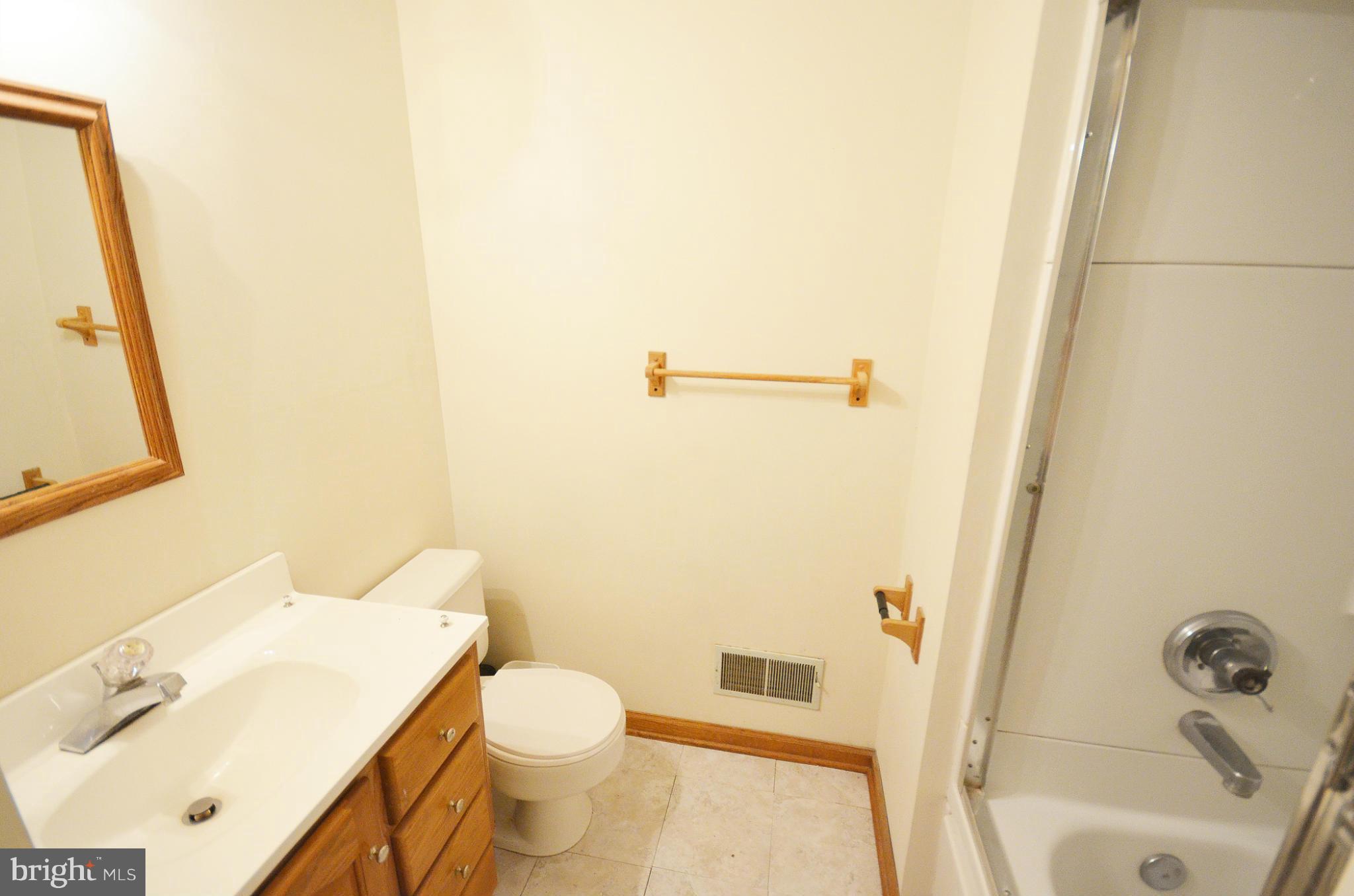 228 North Hayfield Road Winchester, VA 22603 - Photo 14 of 20 Bath