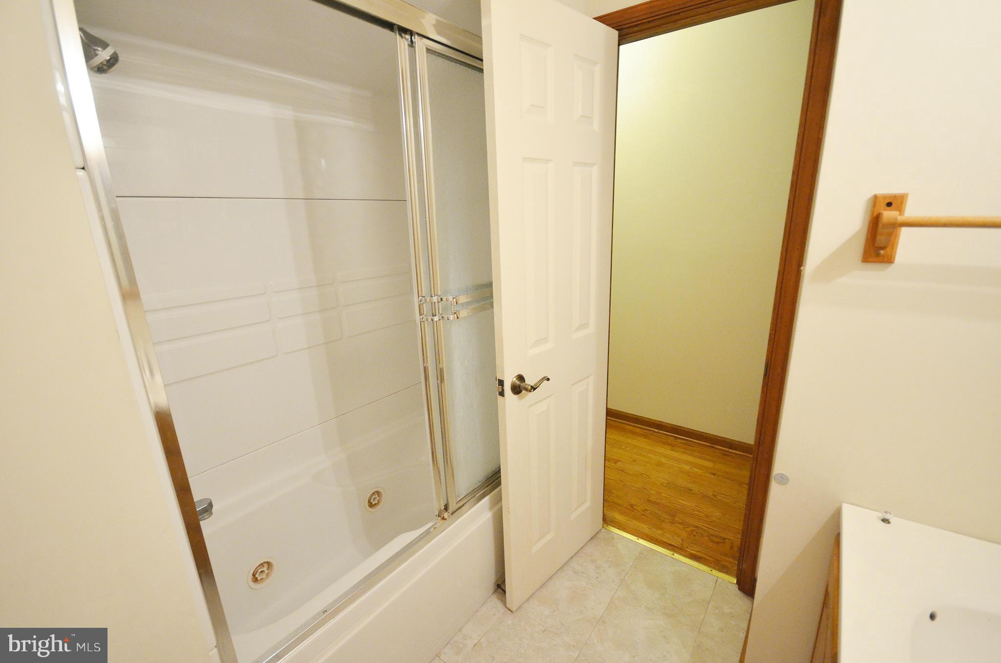 228 North Hayfield Road Winchester, VA 22603 - Photo 15 of 20 Hall Bath