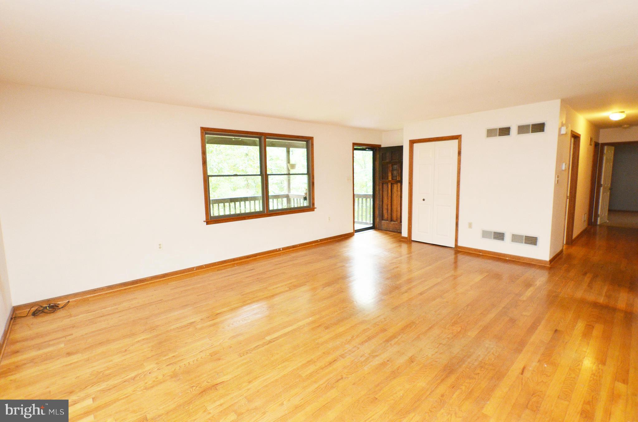 228 North Hayfield Road Winchester, VA 22603 - Photo 4 of 20 Living Room w/Hardwood Floors