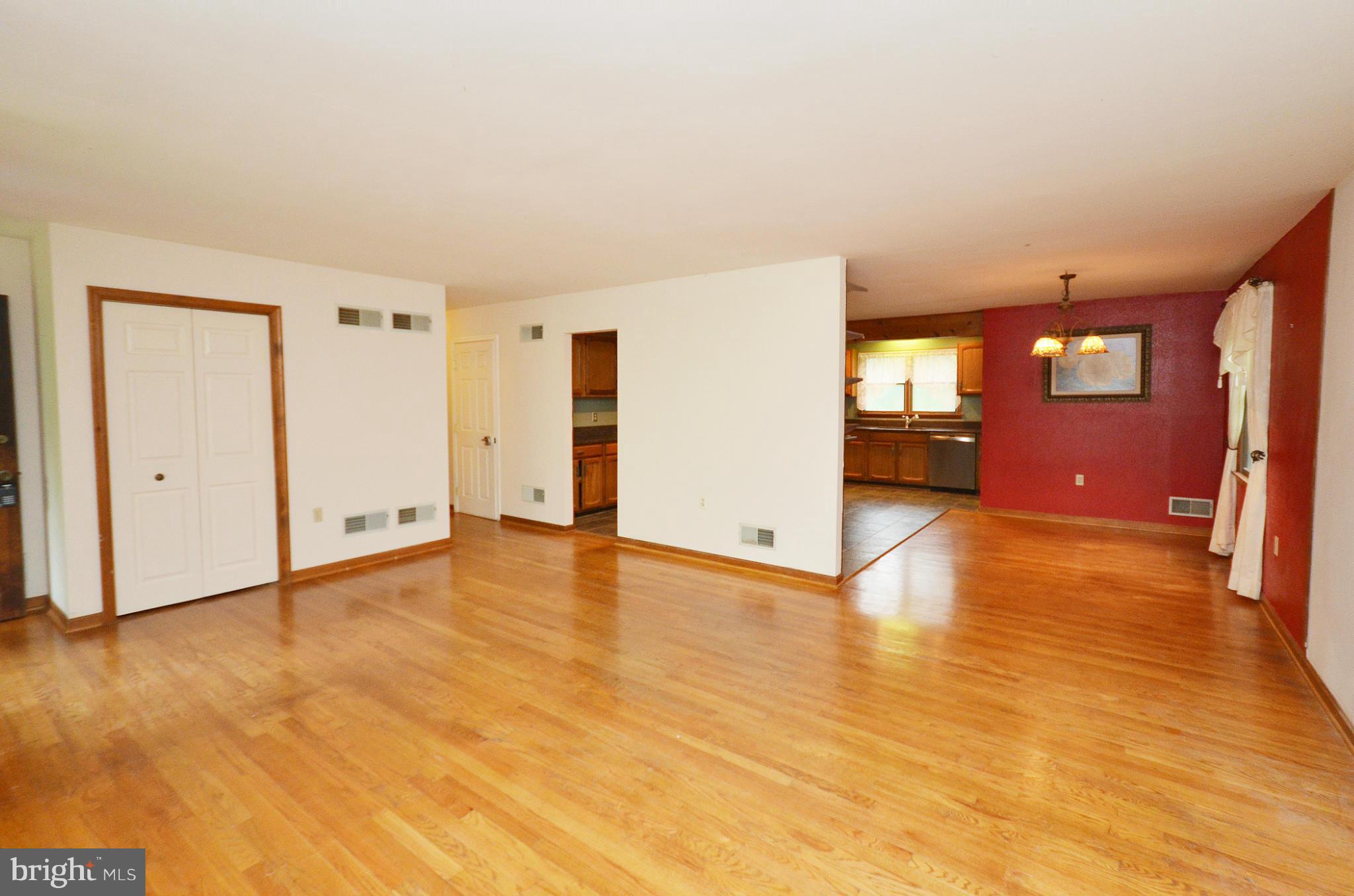 228 North Hayfield Road Winchester, VA 22603 - Photo 5 of 20 Living Room