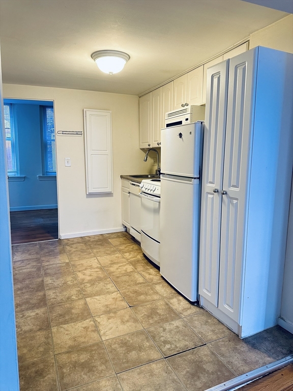 17 South Russell Street, Unit 5 Boston, MA 02114 - Photo 2 of 9