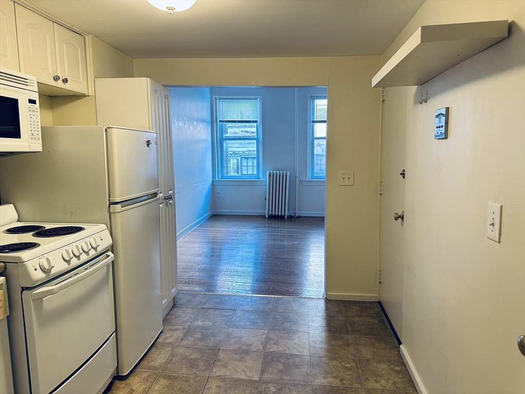 17 South Russell Street, Unit 5 Boston, MA 02114 - Photo 3 of 9