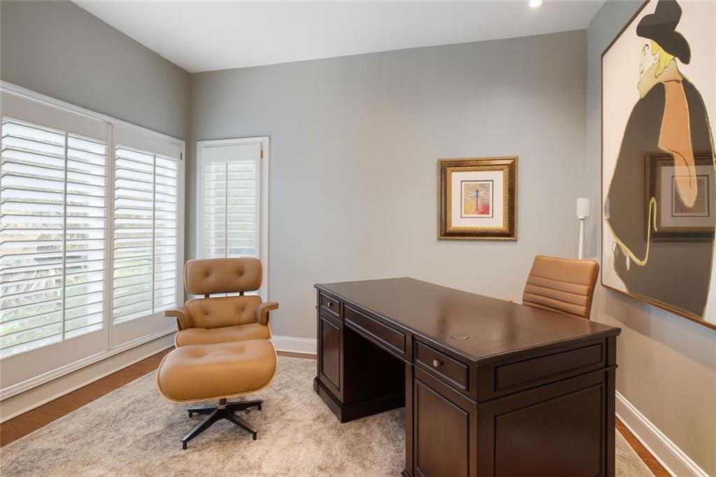 5264 Brooke Ridge Drive Dunwoody, GA 30338 - Photo 3 of 34 a living room with furniture and a potted plant