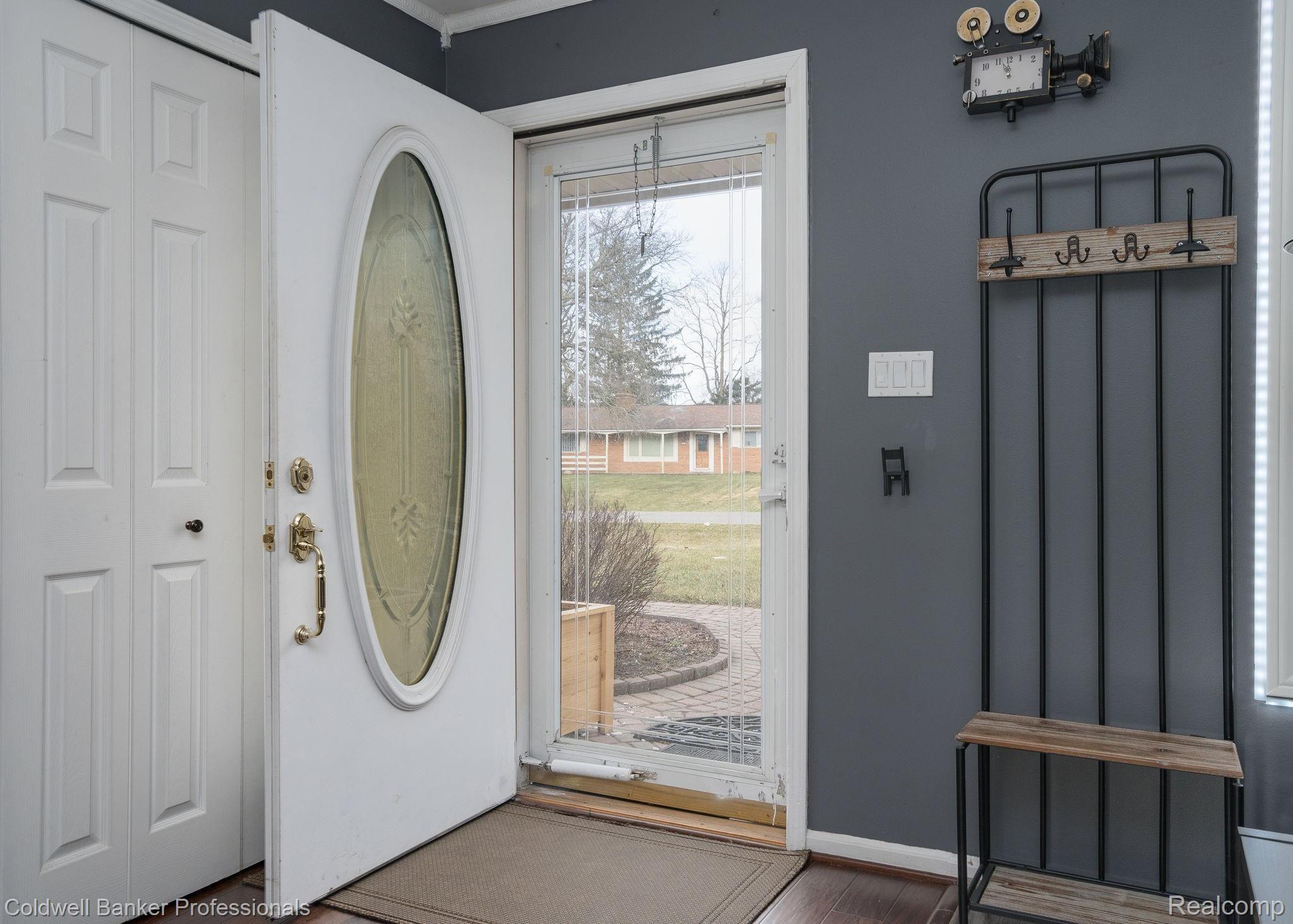 715 Castlebar Drive Rochester, MI 48309 - Photo 4 of 35 Welcoming foyer