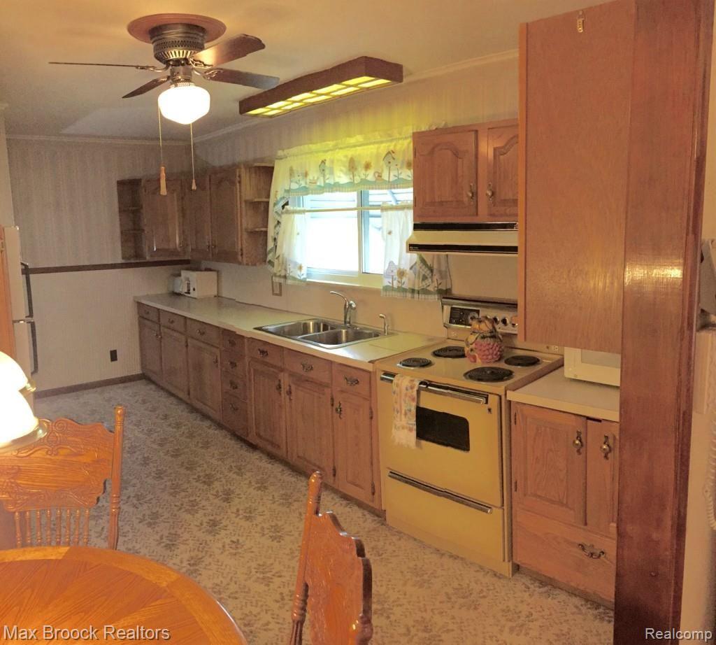 3013 South Genesee Road Burton, MI 48519 - Photo 11 of 34 IMG_0635.jpg