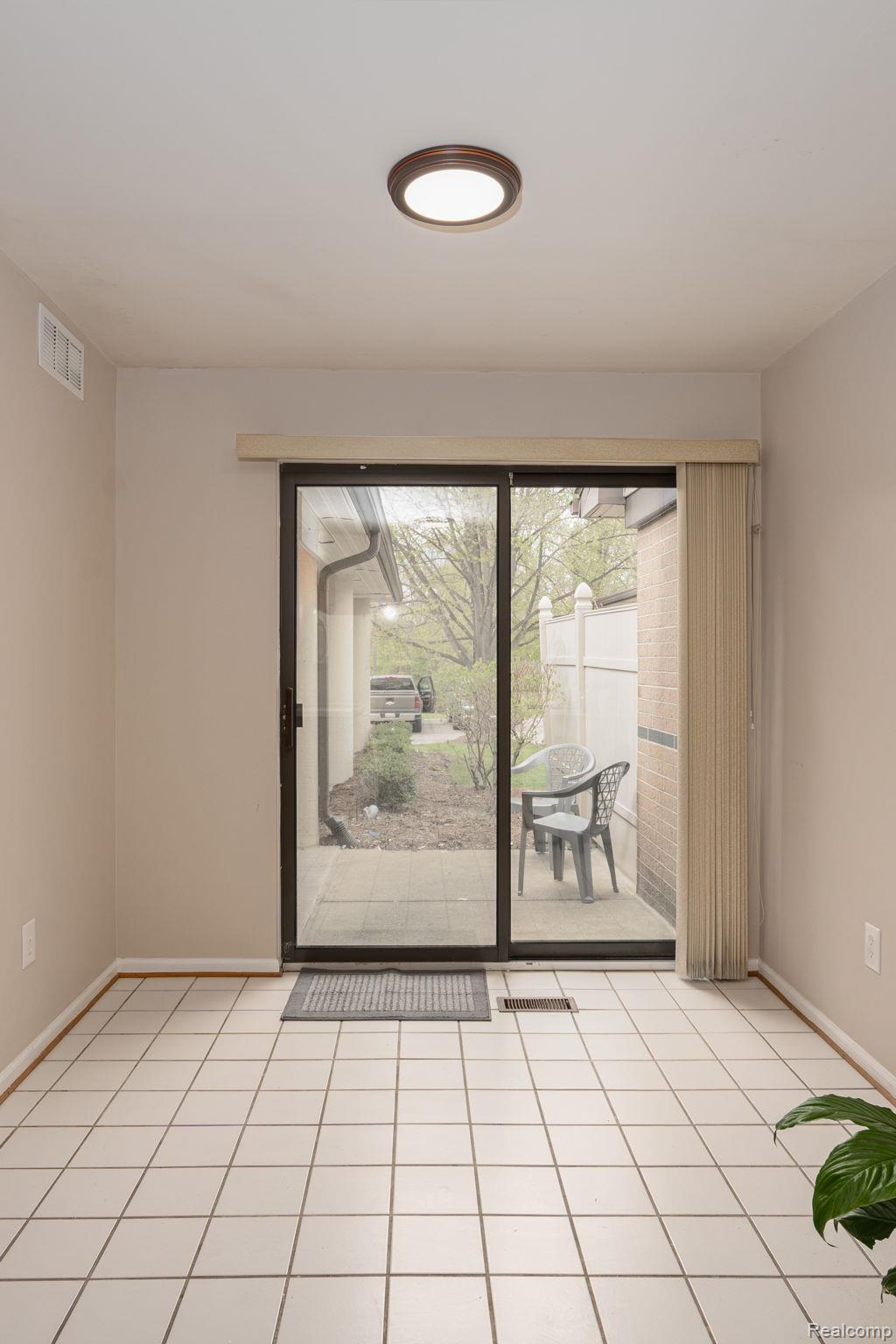 936 Wexford Way Rochester, MI 48307 - Photo 12 of 35 15-web-or-mls-interiors 7.jpg