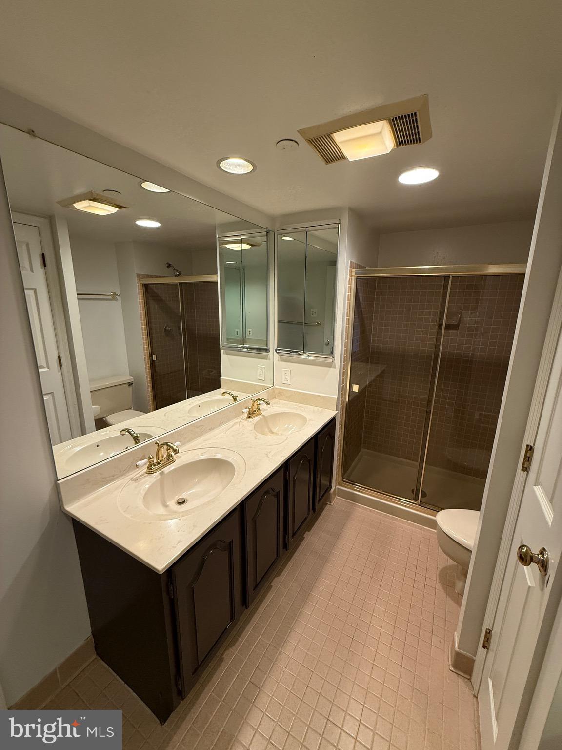 1301 North Courthouse Road, Unit 910 Arlington, VA 22201 - Photo 7 of 17 Primary Bathroom