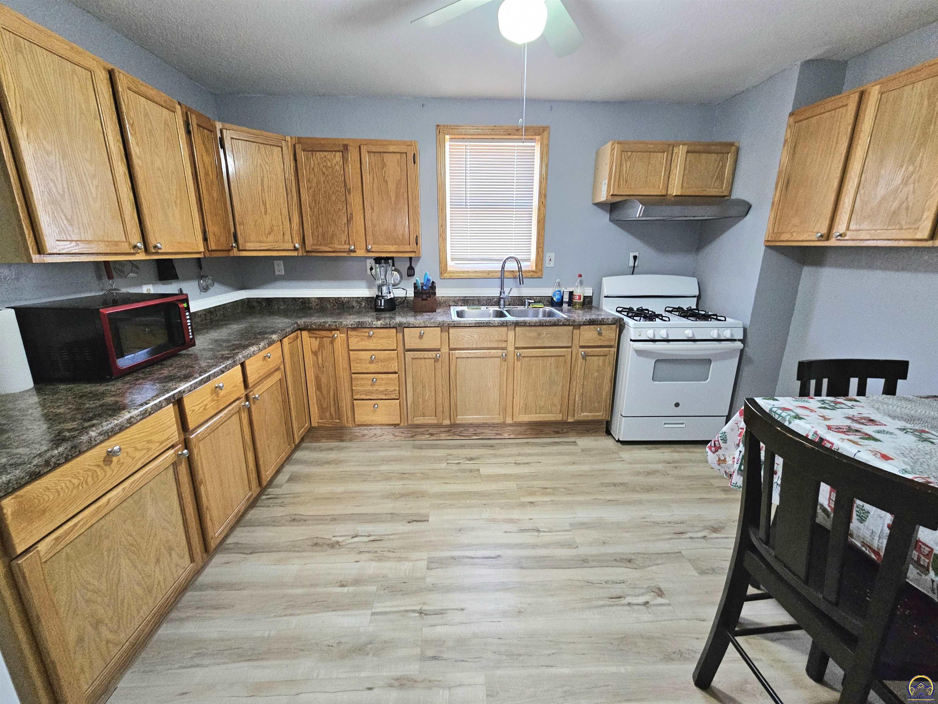 2029 Southeast 10th Avenue Topeka, KS 66607 - Photo 6 of 28