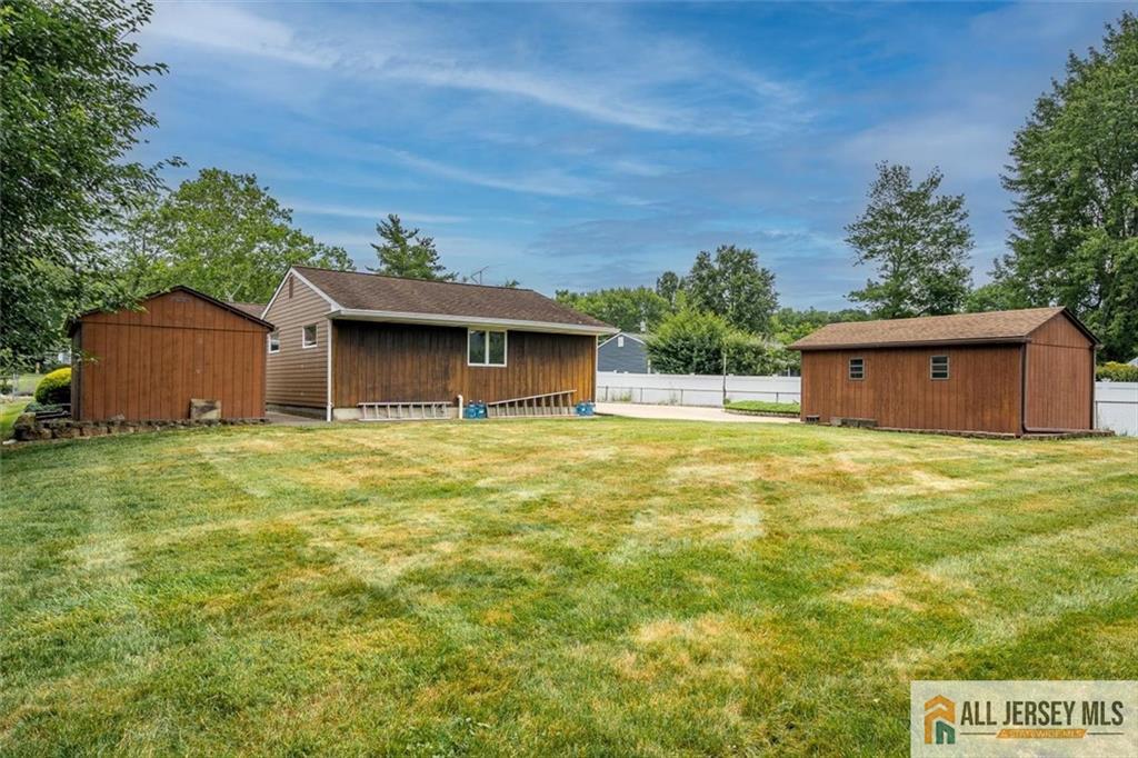 21 Tyndall Road Kendall Park, NJ 08824 - Photo 25 of 33 a front view of a house with a garden