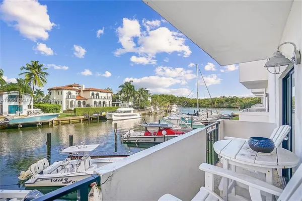 $5,450 | 6901 Edgewater Drive, Unit 211, Coral Gables, FL 33133