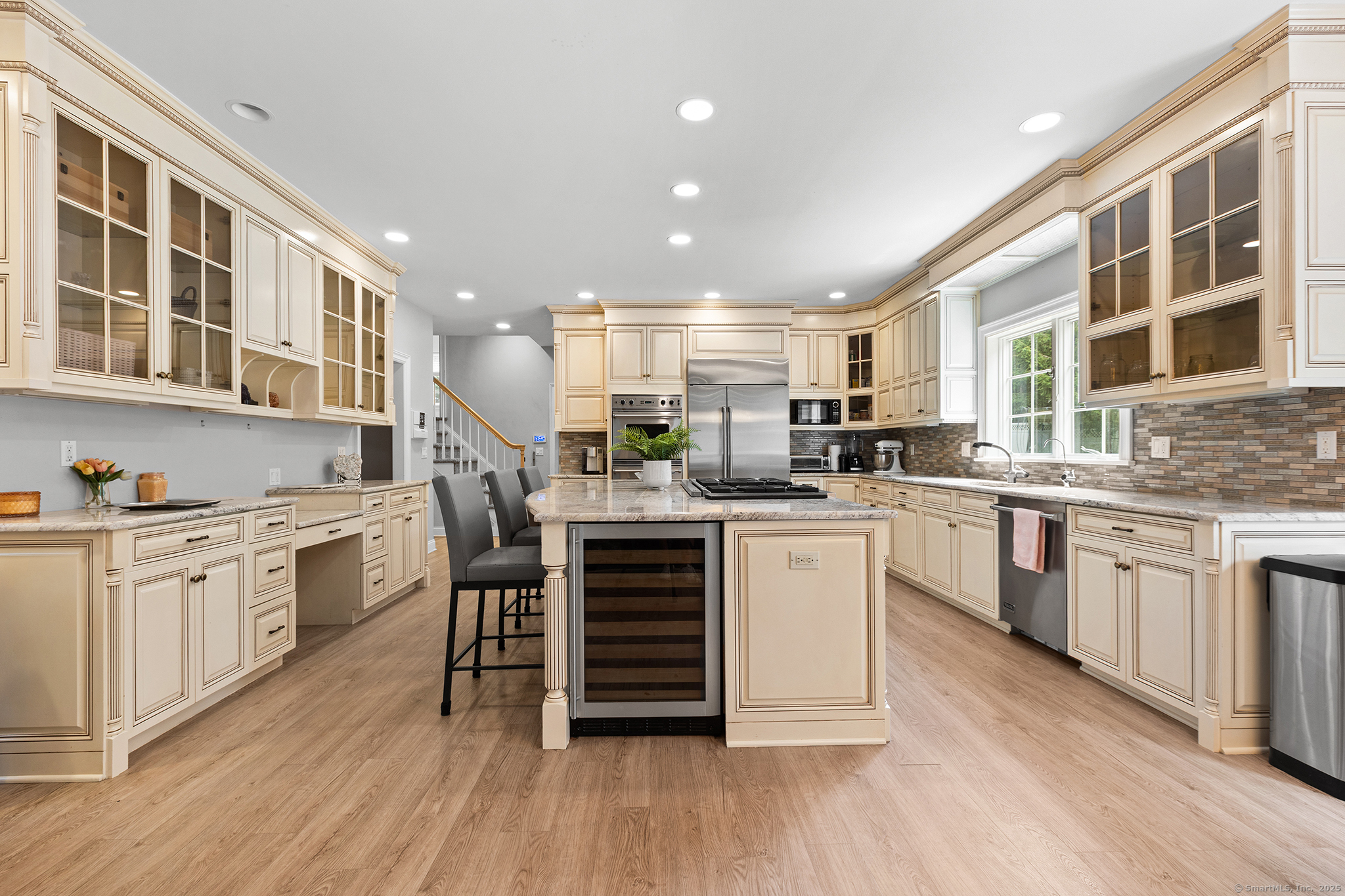 40 Wildwood Road Stamford, CT 06903 - Photo 3 of 39