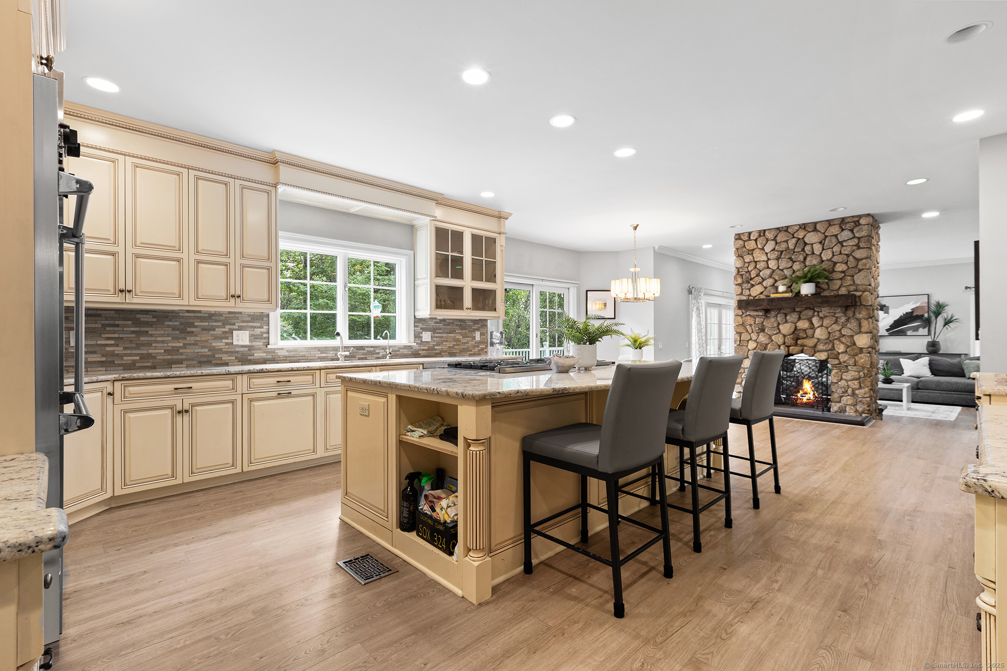 40 Wildwood Road Stamford, CT 06903 - Photo 6 of 39