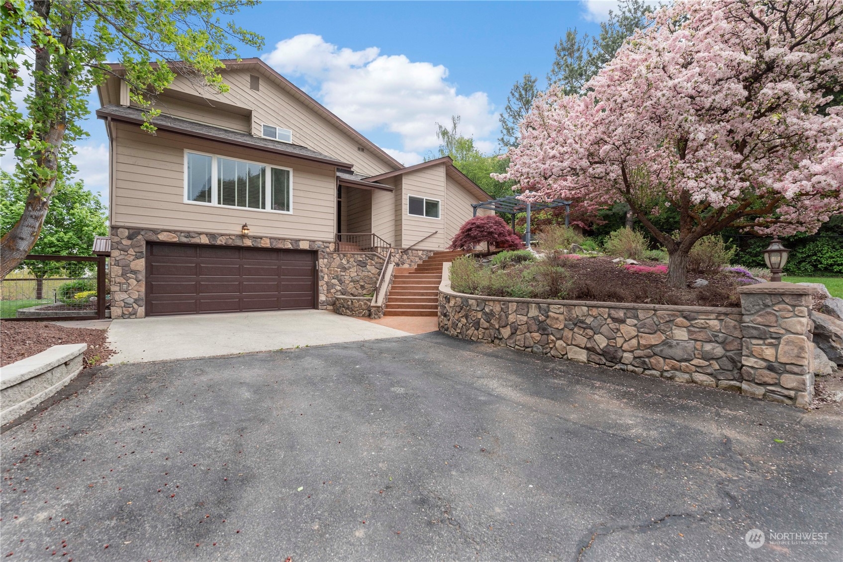 2811 Number 1 Canyon Road Wenatchee, WA 98801 - Photo 2 of 39 Gallery Image 2