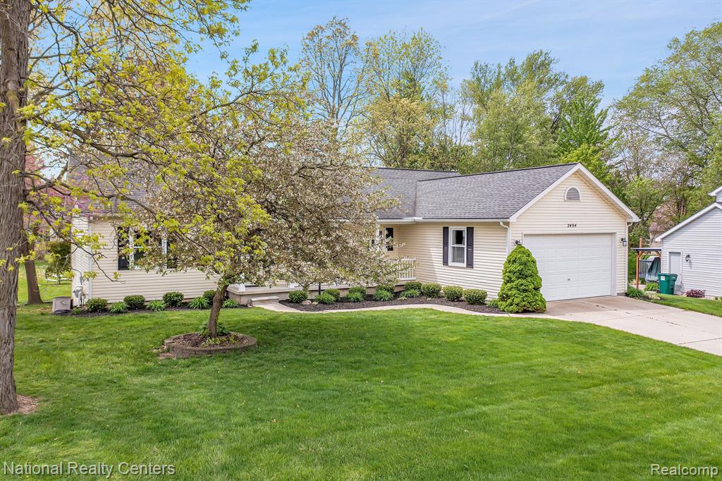 2404 Chestnut Bend Howell, MI 48855 - Photo 3 of 41 Gallery Image 3