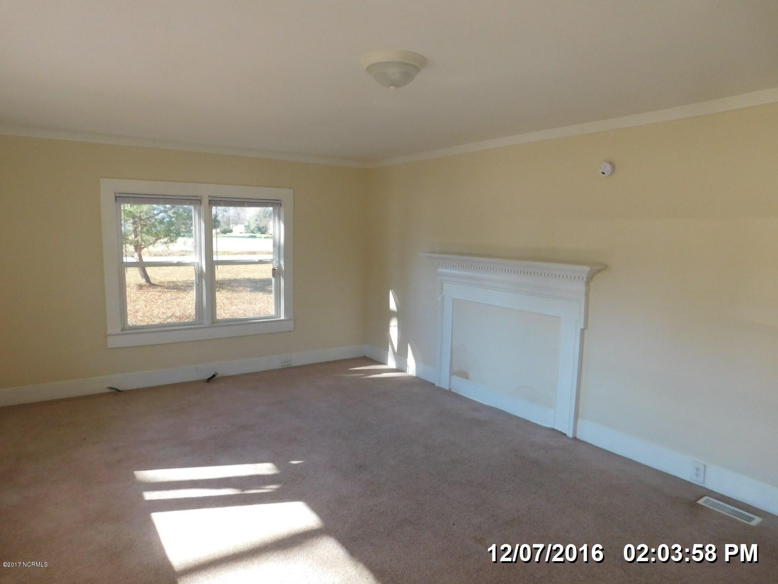 1344 Institute Road Kinston, NC 28504 - Photo 2 of 9 16 LIVINGROOM