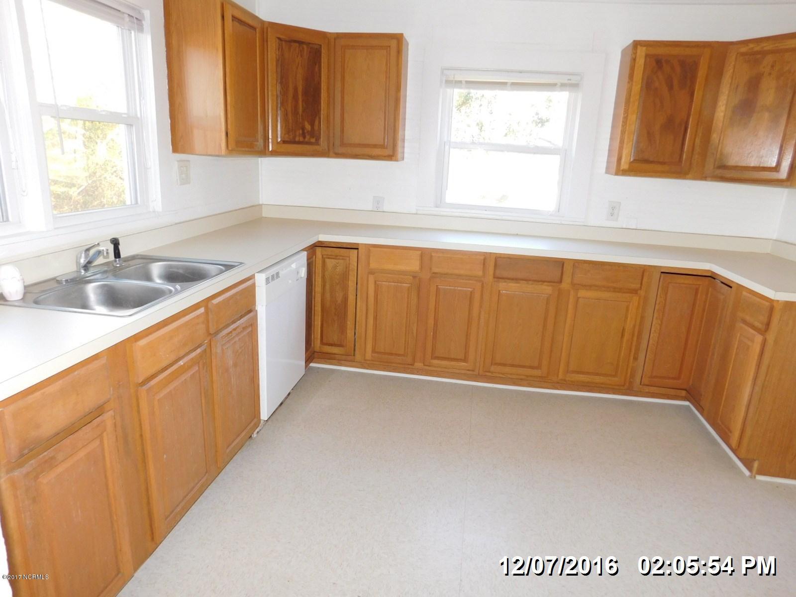 1344 Institute Road Kinston, NC 28504 - Photo 5 of 9 32 KITCHEN