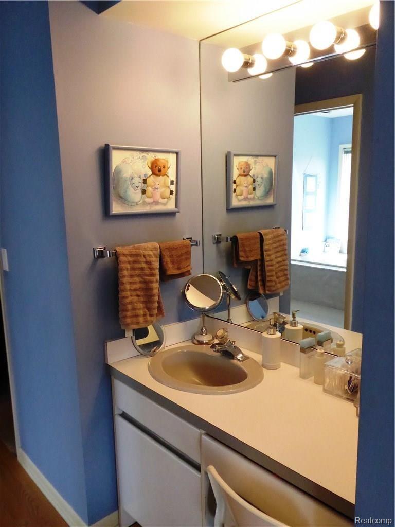 8370 Center Road Fenton, MI 48430 - Photo 13 of 36 Master Bath