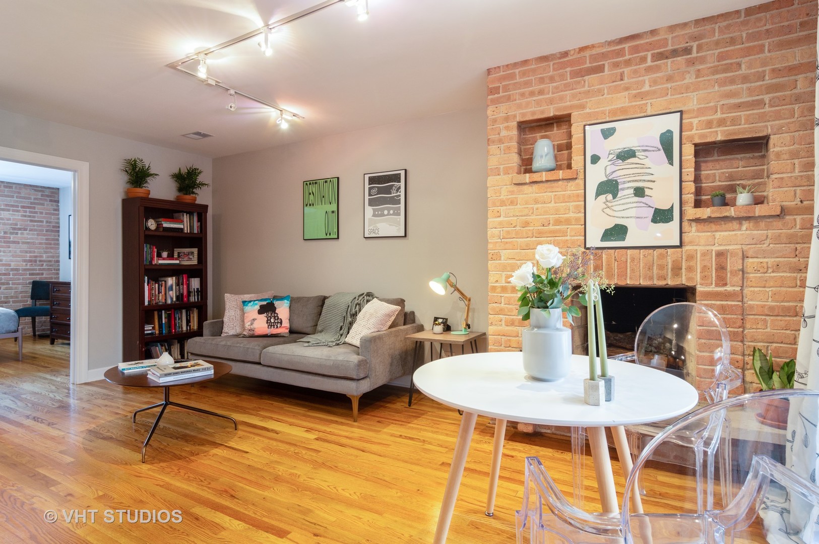 711 West Melrose Street, Unit B2 Chicago, IL 60657 - Photo 2 of 22 a living room with furniture and a table