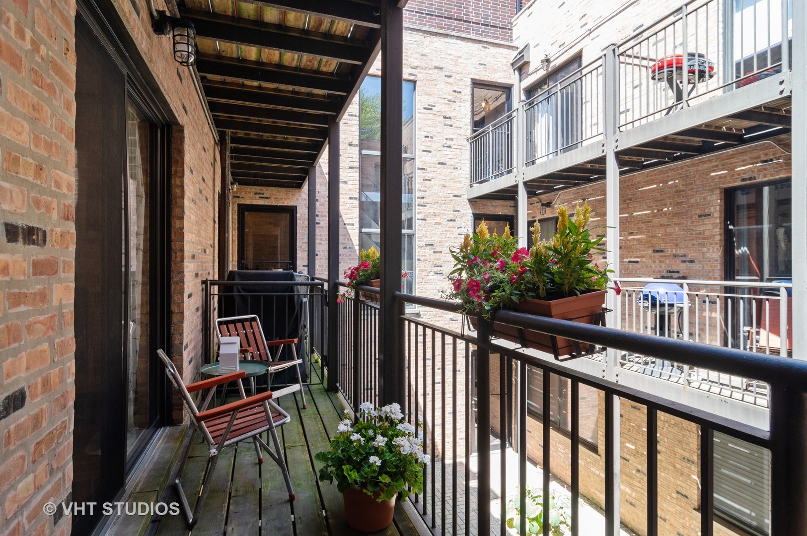711 West Melrose Street, Unit B2 Chicago, IL 60657 - Photo 19 of 22 a view of balcony with small garden and plants