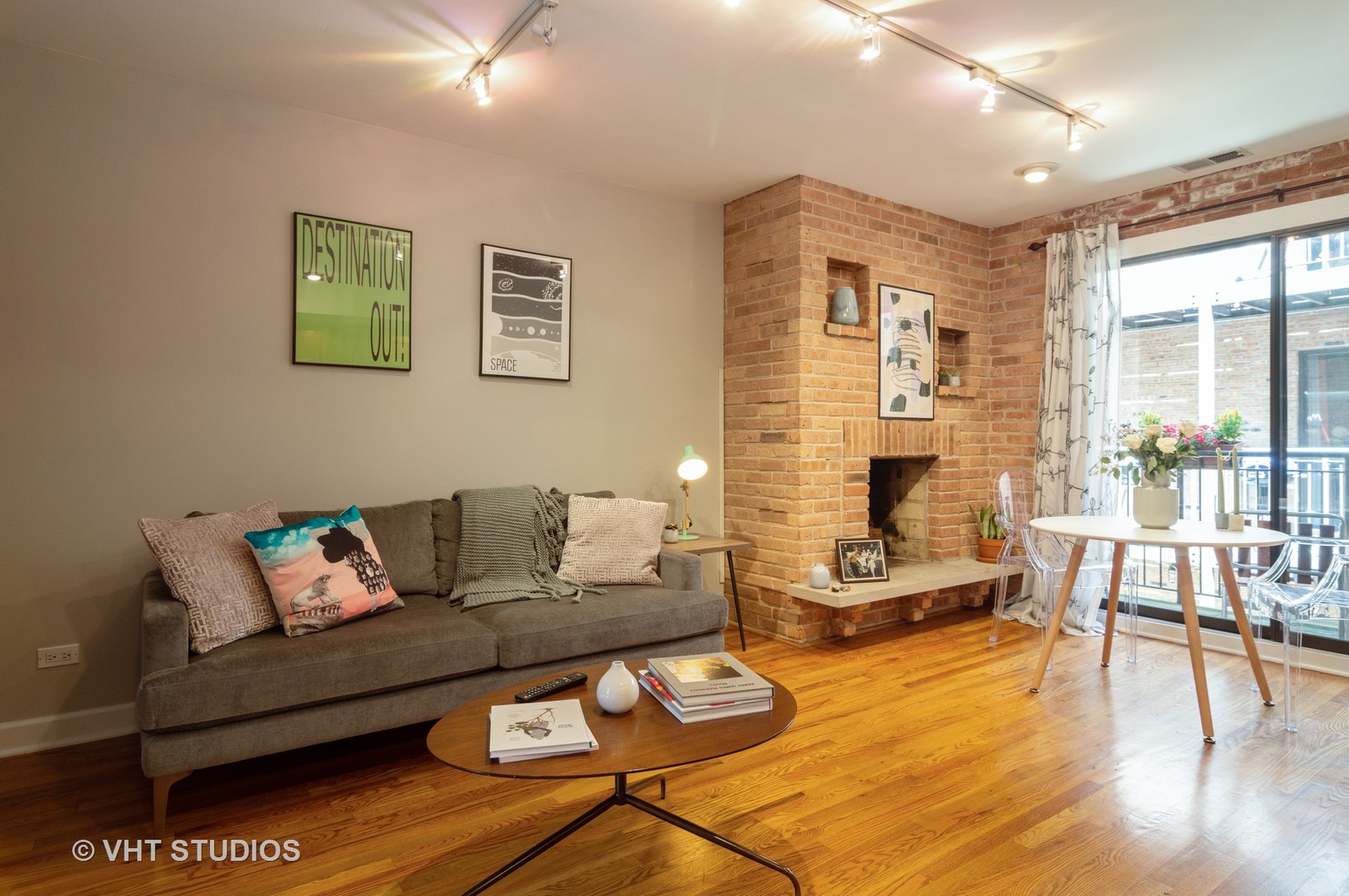 711 West Melrose Street, Unit B2 Chicago, IL 60657 - Photo 3 of 22 a living room with furniture and wooden floor