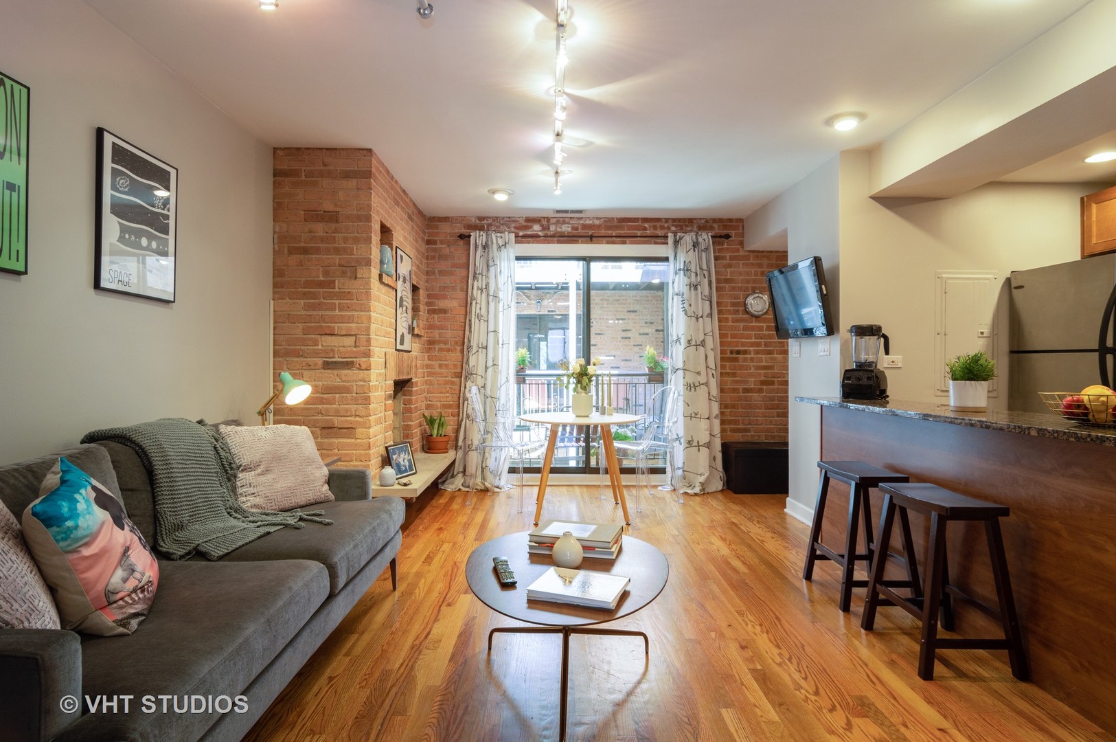 711 West Melrose Street, Unit B2 Chicago, IL 60657 - Photo 4 of 22 a living room with furniture and a wooden floor