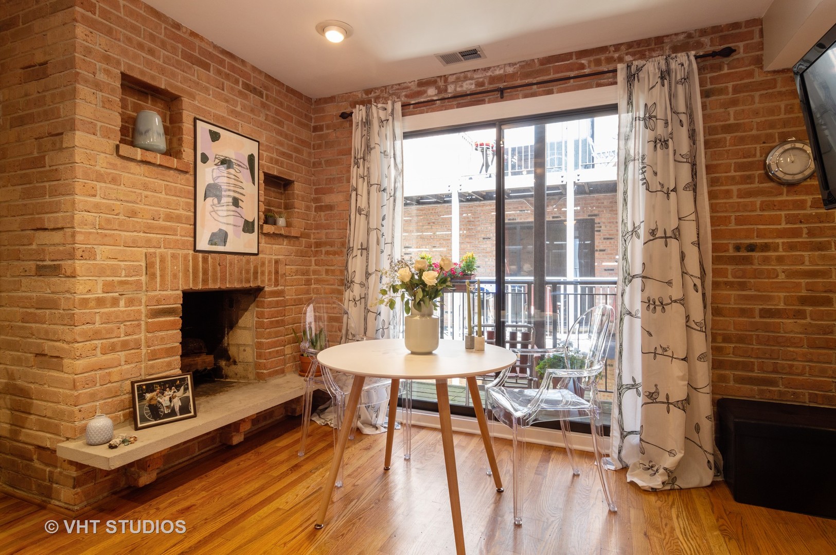711 West Melrose Street, Unit B2 Chicago, IL 60657 - Photo 6 of 22 a dining room with furniture and wooden floor
