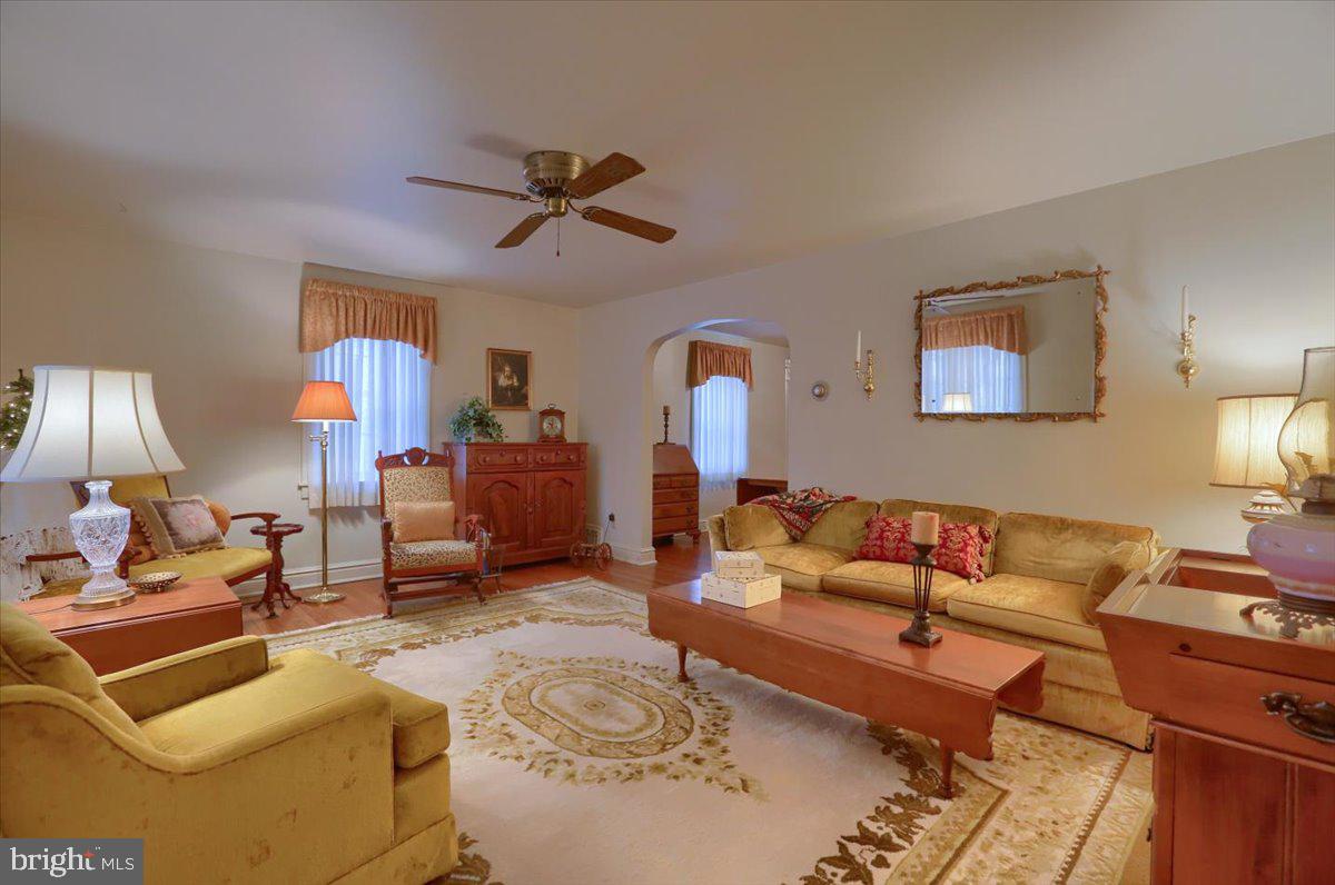 43 East Lemon Street Lititz, PA 17543 - Photo 10 of 27 a living room with furniture
