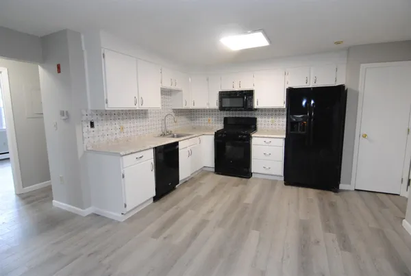 $1,875 | 3 Knights Bridge Drive, Unit 301, Nashua, NH 03063