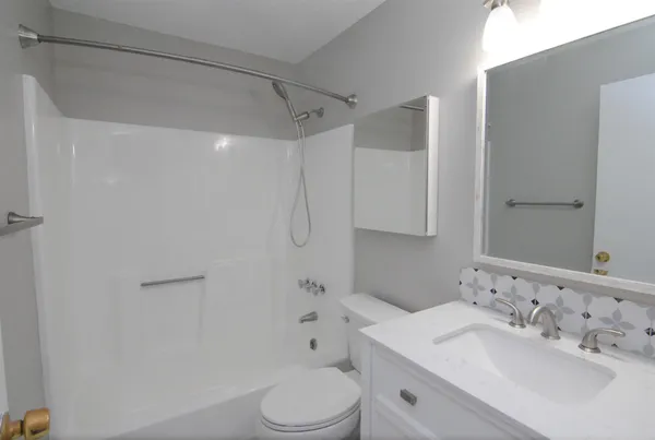 $1,875 | 3 Knights Bridge Drive, Unit 301, Nashua, NH 03063