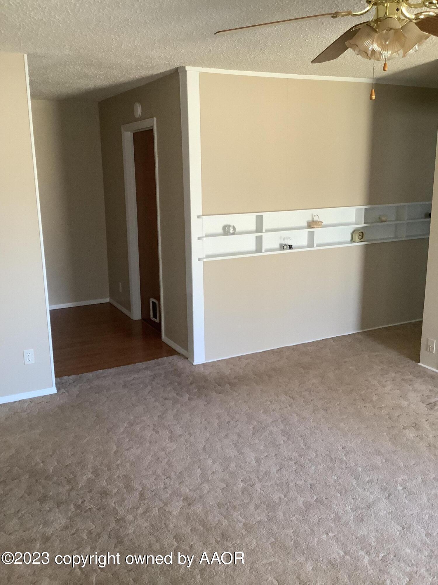 4305 Crockett Street Amarillo, TX 79110 - Photo 4 of 29 Living Room view 2