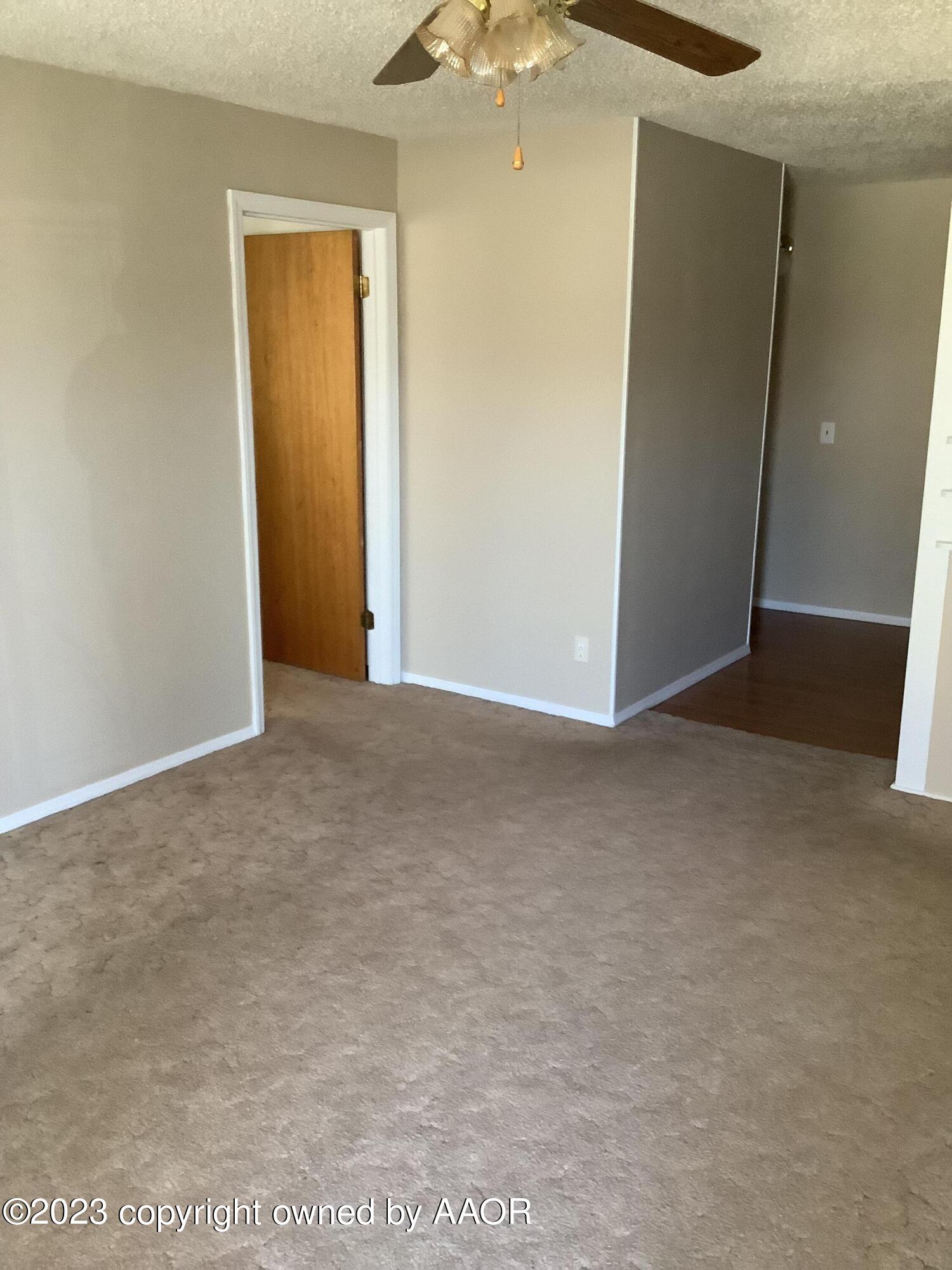 4305 Crockett Street Amarillo, TX 79110 - Photo 5 of 29 Living Room View 3