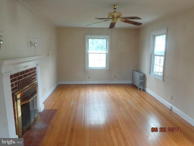 11223 Marbern Road Hagerstown, MD 21740 - Photo 6 of 13 Living Room