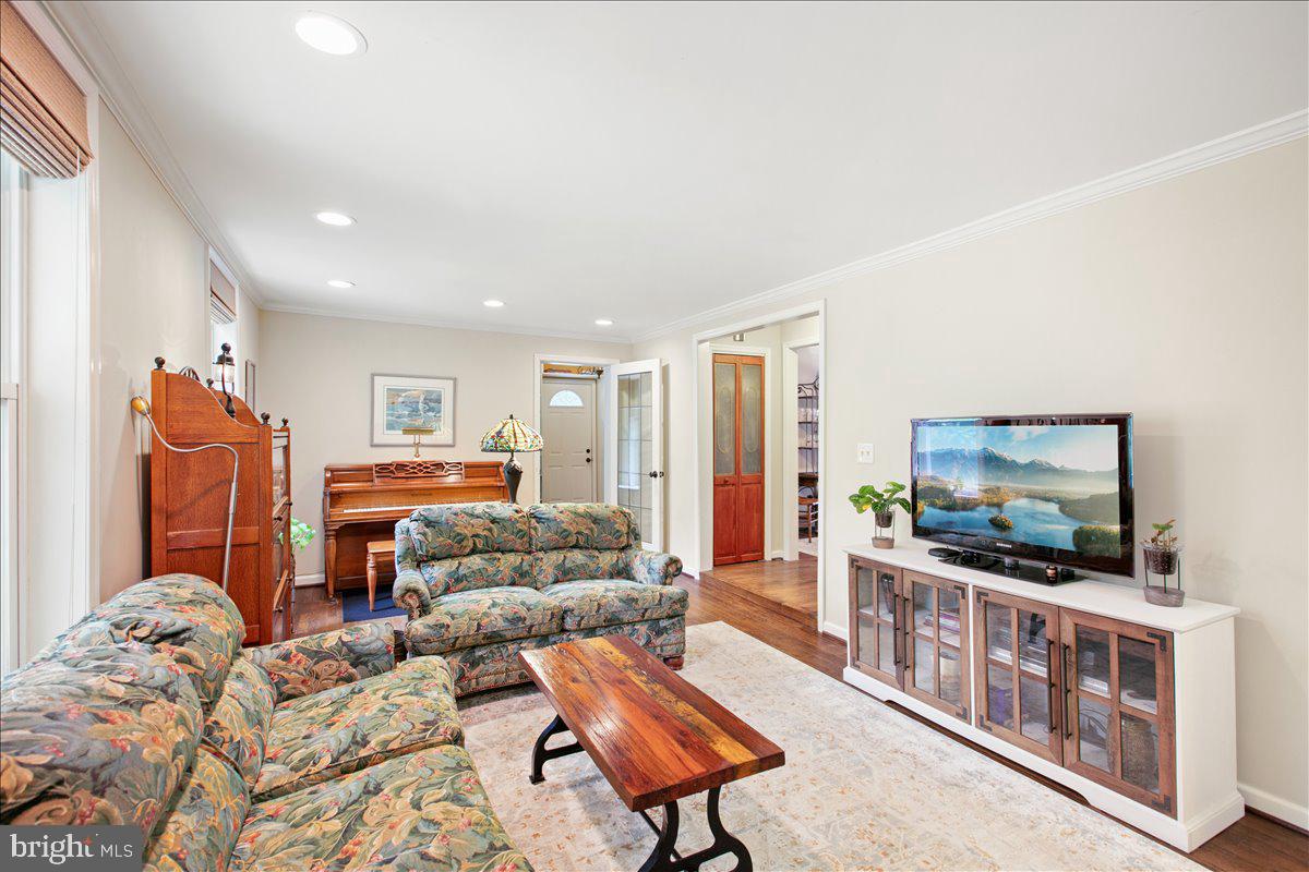 19266 Mockingbird Heights Road Triangle, VA 22172 - Photo 3 of 35 a living room with furniture and a flat screen tv