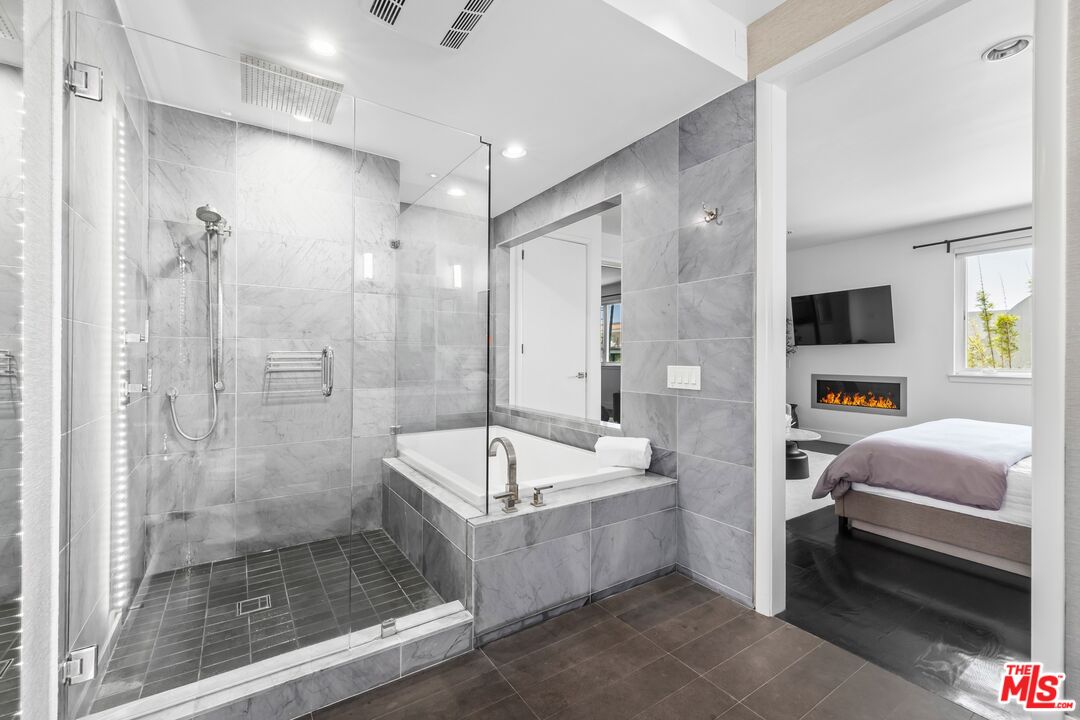 32 Galleon Street Marina del Rey, CA 90292 - Photo 13 of 24 a spacious bathroom with a tub shower and mirror