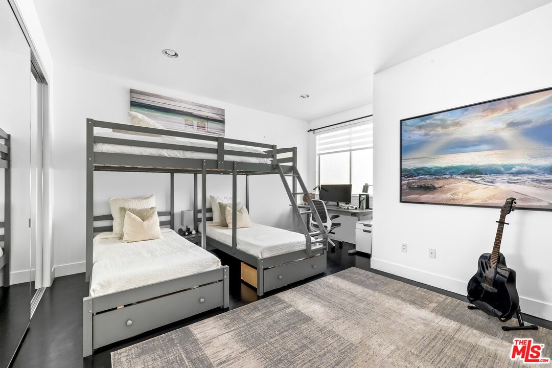 32 Galleon Street Marina del Rey, CA 90292 - Photo 15 of 24 a bedroom with bed and window