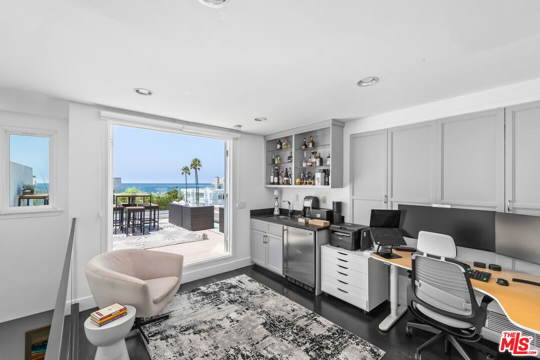 32 Galleon Street Marina del Rey, CA 90292 - Photo 17 of 24 a workspace with furniture and window