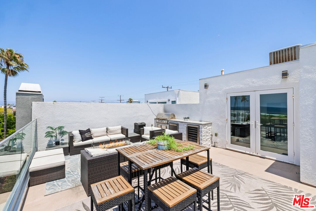 32 Galleon Street Marina del Rey, CA 90292 - Photo 18 of 24 a balcony with a table and chairs