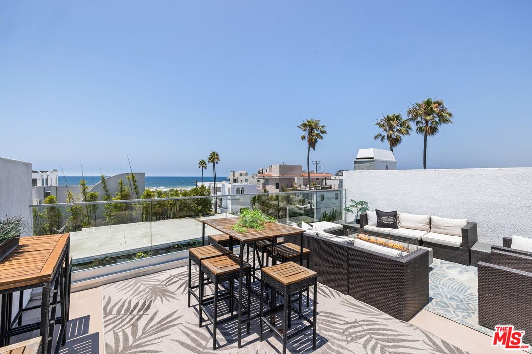 32 Galleon Street Marina del Rey, CA 90292 - Photo 2 of 24 a view of a patio