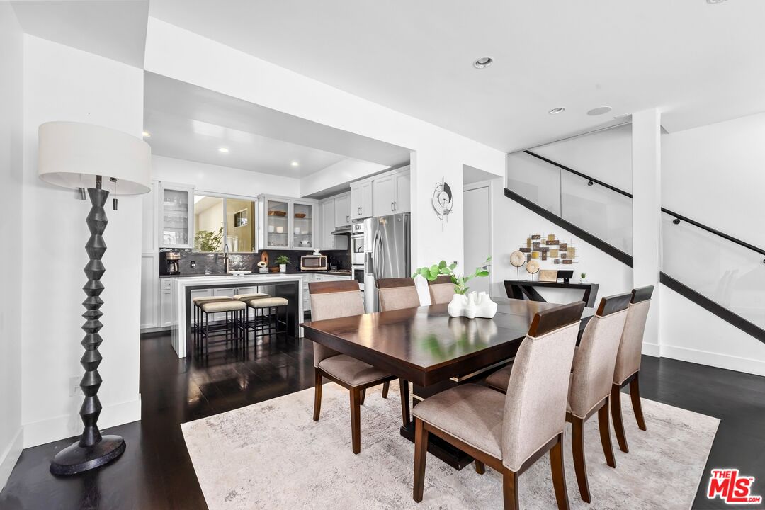 32 Galleon Street Marina del Rey, CA 90292 - Photo 3 of 24 a dining room with furniture and window
