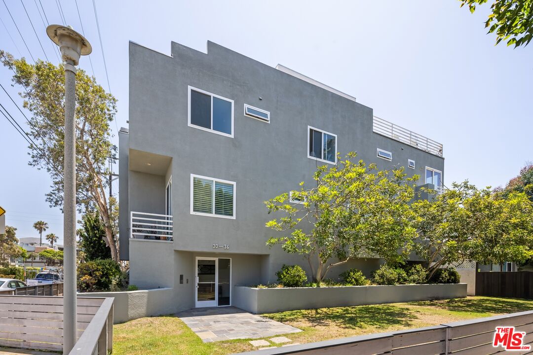 32 Galleon Street Marina del Rey, CA 90292 - Photo 4 of 24 a view of a house with backyard and sitting area