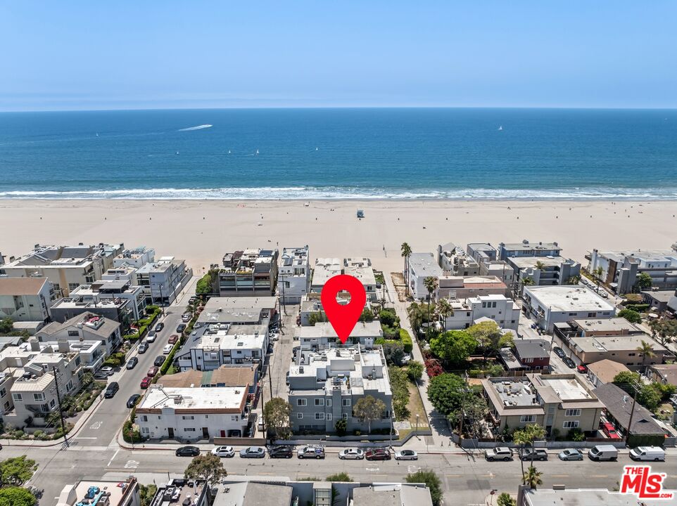 32 Galleon Street Marina del Rey, CA 90292 - Photo 5 of 24 a view of a city