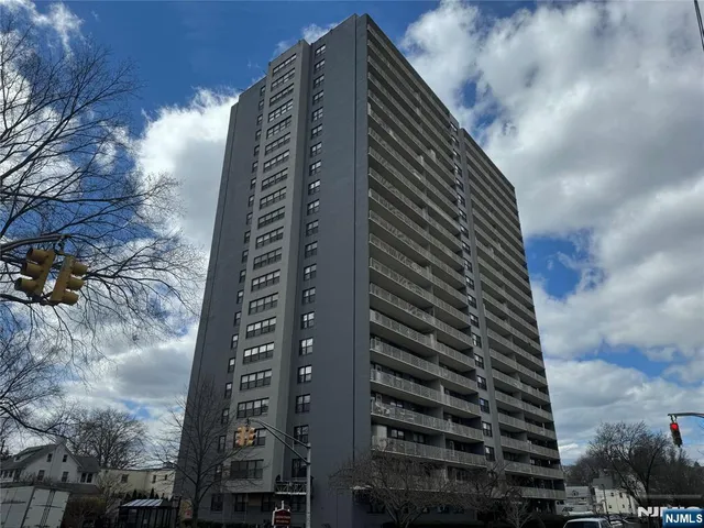 $2,350 | 285 Aycrigg Avenue, Unit 21D, Passaic, NJ 07055